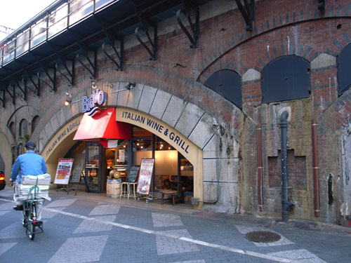 Tiendas y Restaurantes bajo los puentes del tren