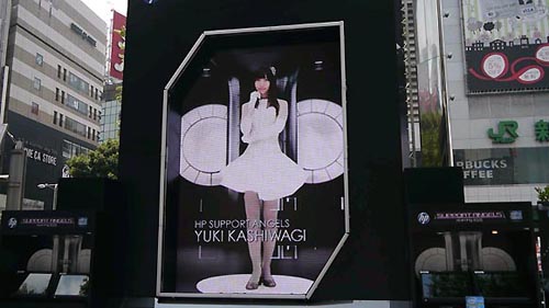 Aparecen en Shinjuku unas AKB48 gigantes