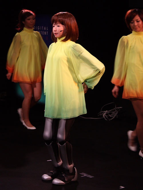 HRP-4C, la Robot que Canta y Baila!