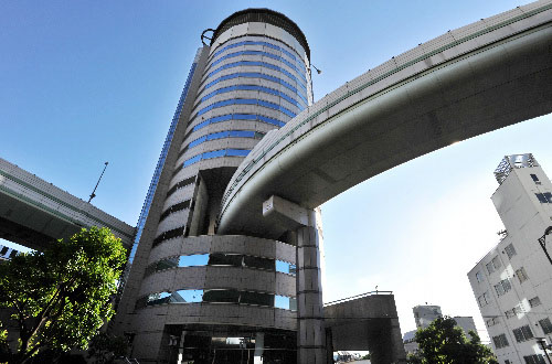 Gate Tower Building, el edificio atrevesado por una carretera