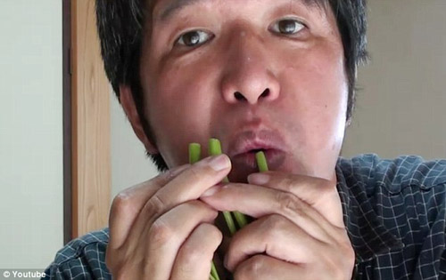 El hombre que interpreta música con hortalizas