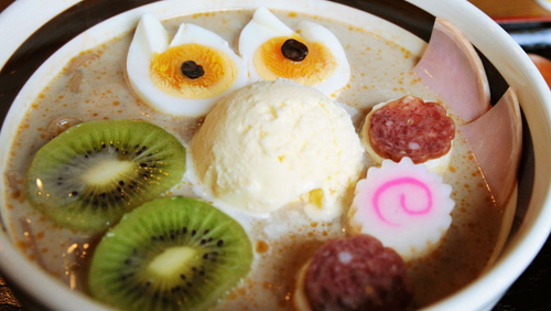 Ramen con frutas, café y helado