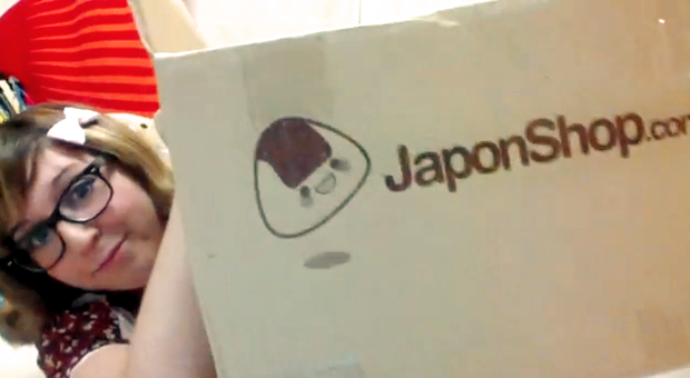 Bella realiza una divertida y entrañable “Video Reseña” de su pedido en JaponShop.com