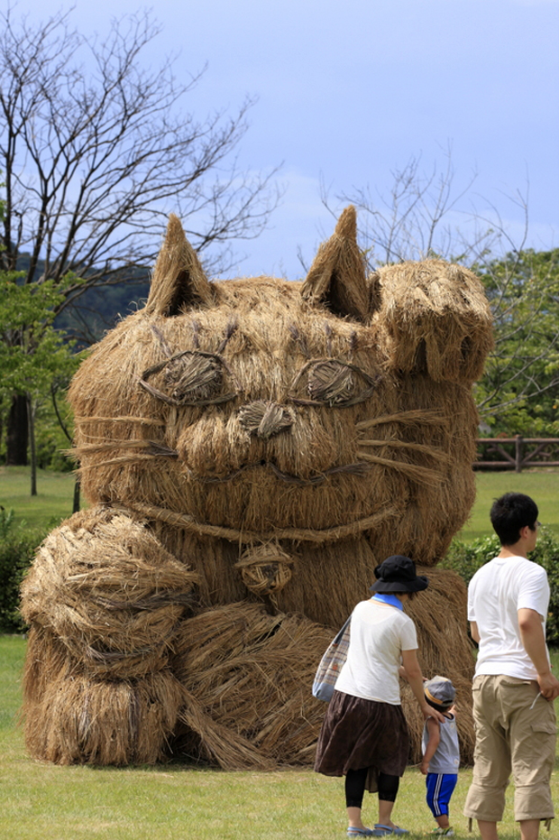 Las esculturas gigantes de paja de Niigata