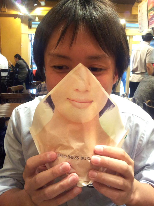 Una hamburguesería en Japón lanza la servilleta “tapa-rostros”