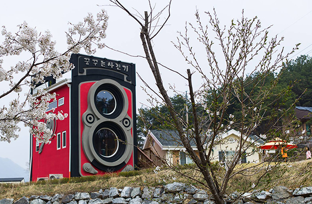 Una cafetería dentro de una cámara de fotos “Rolleiflex”