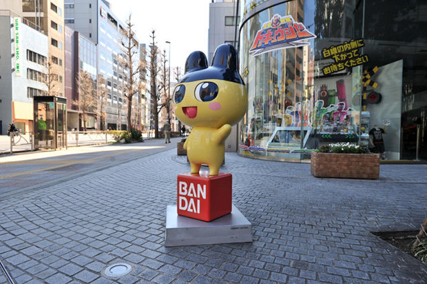 Las estatuas de los personajes de "Bandai" y "Namco" en Tokyo