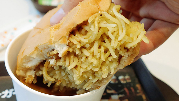 Vuelve la Hamburguesa de Ramen…¡Ahora más grande y se moja en sopa!