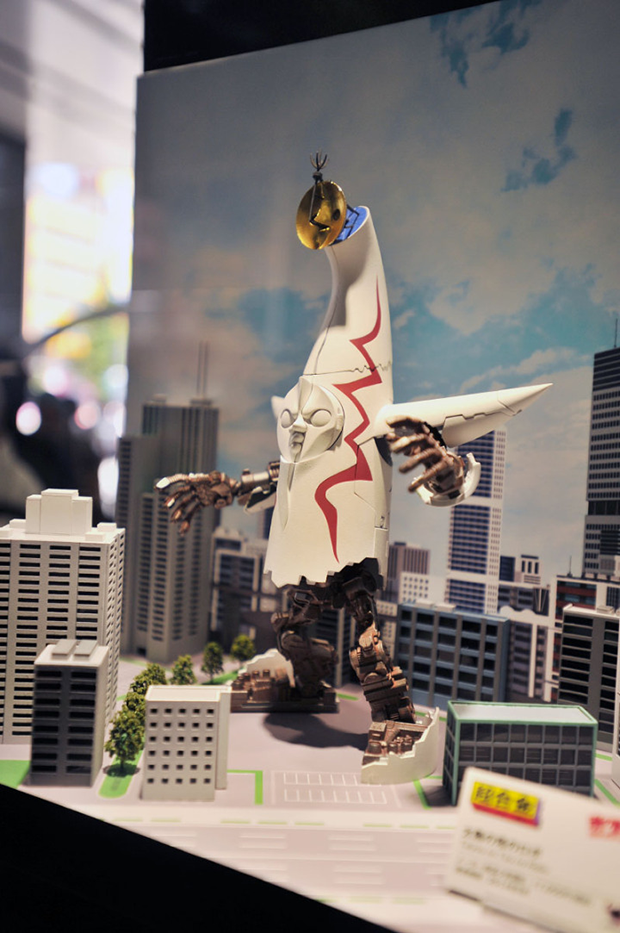 La Torre del Sol de Osaka se transforma en un amenazante Robot Mecha