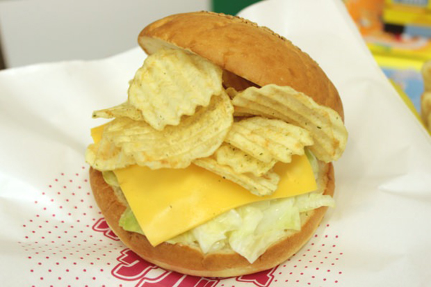 La marca de Snacks Calbee presenta su Hamburguesa de Chips de Patata