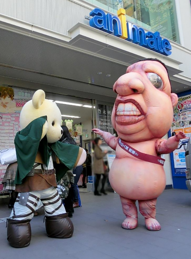 Un “Mini -Titan” anda suelto por las calles de Tokyo